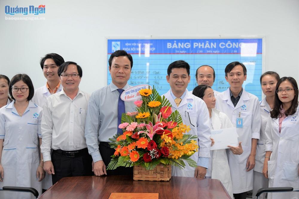 Phó Chủ tịch UBND tỉnh Đặng Ngọc Dũng tặng hoa chúc mừng tập thể Khoa Nhi- Bệnh viện Sản Nhi tỉnh