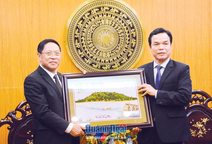 Phó Chủ tịch UBND tỉnh Đặng Ngọc Dũng (bên phải) tặng quà cho Tổng Lãnh sự quán nước Cộng hòa Dân chủ Nhân dân Lào nhân chuyến thăm.                   Ảnh: LÊ ĐỨC