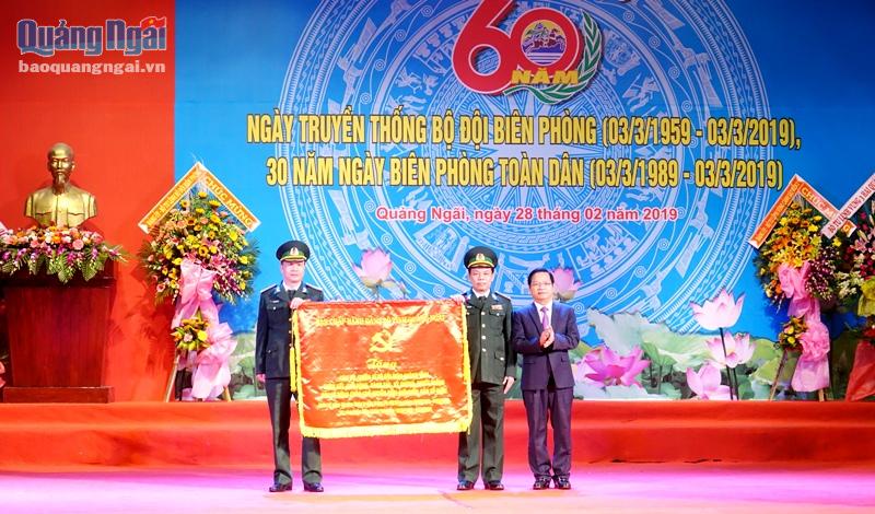 Ủy viên Trung ương Đảng, Bí thư Tỉnh ủy, Trưởng Đoàn ĐBHQ tỉnh Lê Viết Chữ trao bức trướng của Ban Chấp hành Đảng bộ tỉnh cho lực lượng BĐBP tỉnh