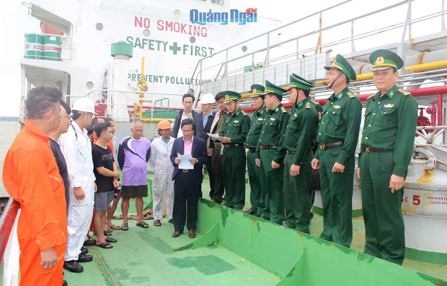  Làm thủ tục phóng thích tàu và ngư dân nước ngoài vi phạm chủ quyền biển đảo trên vùng biển Quảng Ngãi.