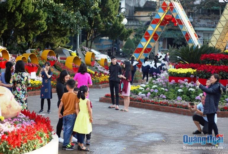 Với cách trang hoàng đẹp mắt, công viên Ba Tơ thu hút một lượng lớn khách đến và chụp ảnh bên sắc hoa