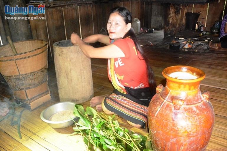 Phụ nữ Cadong cũng đã chuẩn bị xong các ché rượu cần để thiết đãi khách trong những ngày Tết.