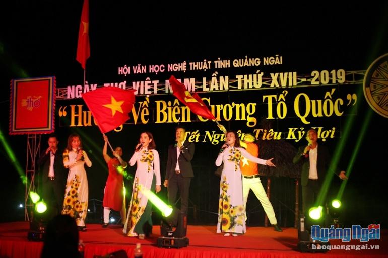 Đội Tuyên truyền của Trung tâm văn hóa Quảng Ngãi thể hiện ca khúc
