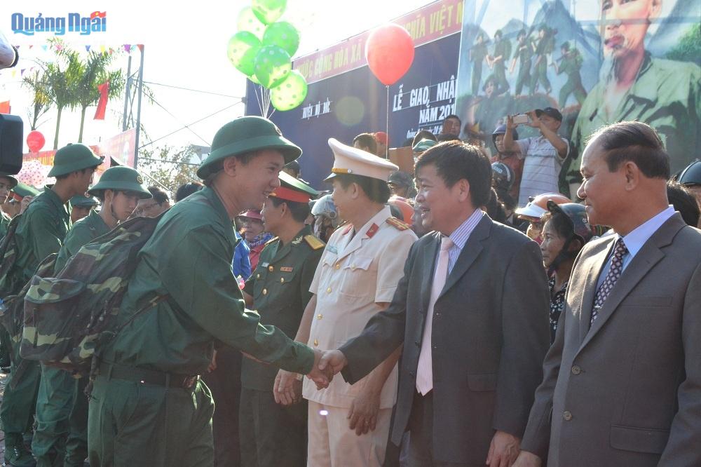Trưởng Ban Dân vận Tỉnh ủy, Chủ tịch Ủy ban MTTQ Việt Nam tỉnh Nguyễn Cao Phúc động viên thanh niên hoàn thành nghĩa vụ quân sự