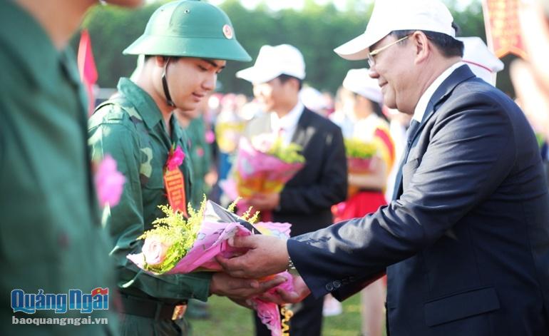 Phó Chủ tịch thường trực UBND tỉnh Nguyễn Tăng Bính trao hoa, động viên các tân binh của huyện Nghĩa Hành.
