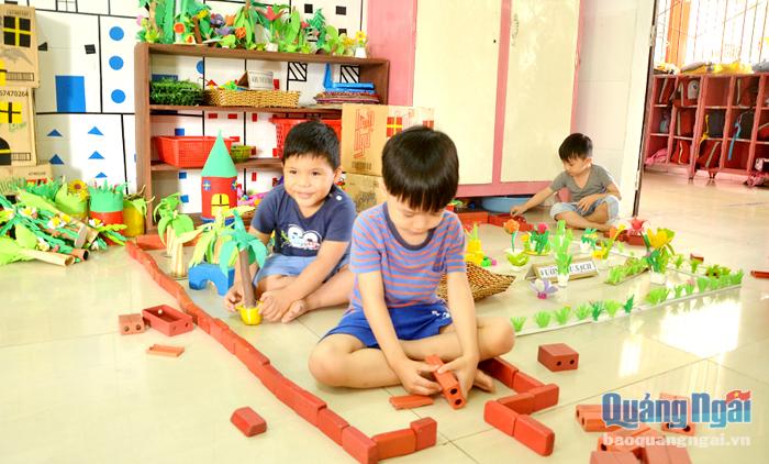  Các bé Trường Mầm non Hoa Cương (TP.Quảng Ngãi) hoạt động tại góc học tập.