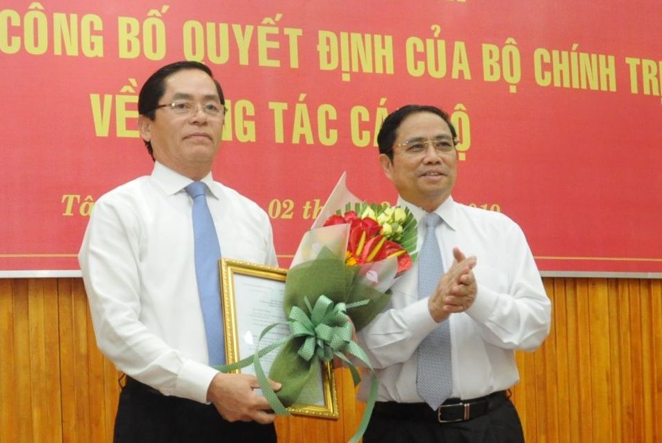 Đồng chí Phạm Minh Chính trao quyết định và chúc mừng đồng chí Phạm Viết Thanh.