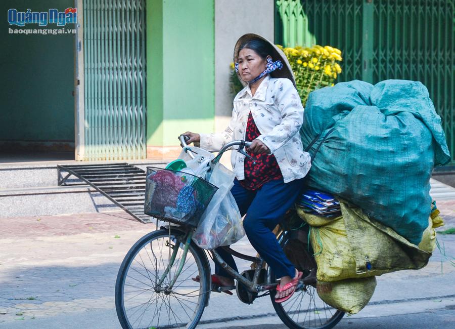 Mỗi ngày, trên chiếc xe đạp cũ, bà Trương Thị Thắm (62 tuổi) ở thôn 2, xã Nghĩa Dõng (TP.Quảng Ngãi) đi qua nhiều con đường của thành phố mua ve chai. Dù mang trong người căn bệnh tim, nhưng bà còn nuôi mẹ già 85 tuổi, nên hằng ngày vẫn tảo tần mưu sinh.