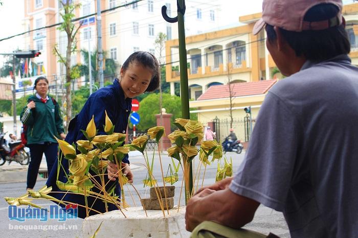 Theo nhiều người cho biết, họ yêu thích những bông hoa hồng, con chuồn chuồn…được làm từ lá dừa non này vì dân dã và gần gũi, mang bản sắc văn hóa thôn quê của người Việt, nhất là miền Tây sông nước về với xứ Quảng. 