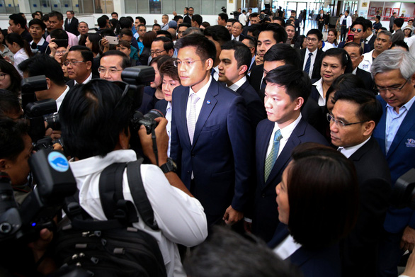  Lãnh đạo Đảng Thai Raksa Chart, ông Preechapol Pongpanich, và các thành viên của đảng này đến Tòa án Hiến pháp ở Bangkok ngày 7-3 - Ảnh: REUTERS