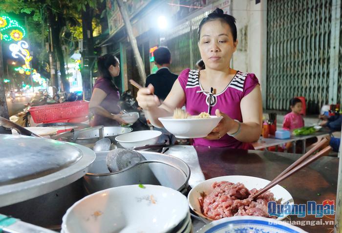 Hơn chục năm qua, chị Cao Thị Thu Nguyệt gắn bó với quán hủ tiếu vào ban đêm.
