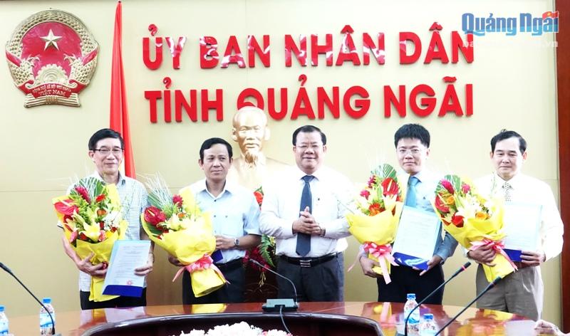 Phó Chủ tịch Thường trực UBND tỉnh Nguyễn Tăng Bính trao các Quyết định bổ nhiệm và bổ nhiệm lại cho các cán bộ