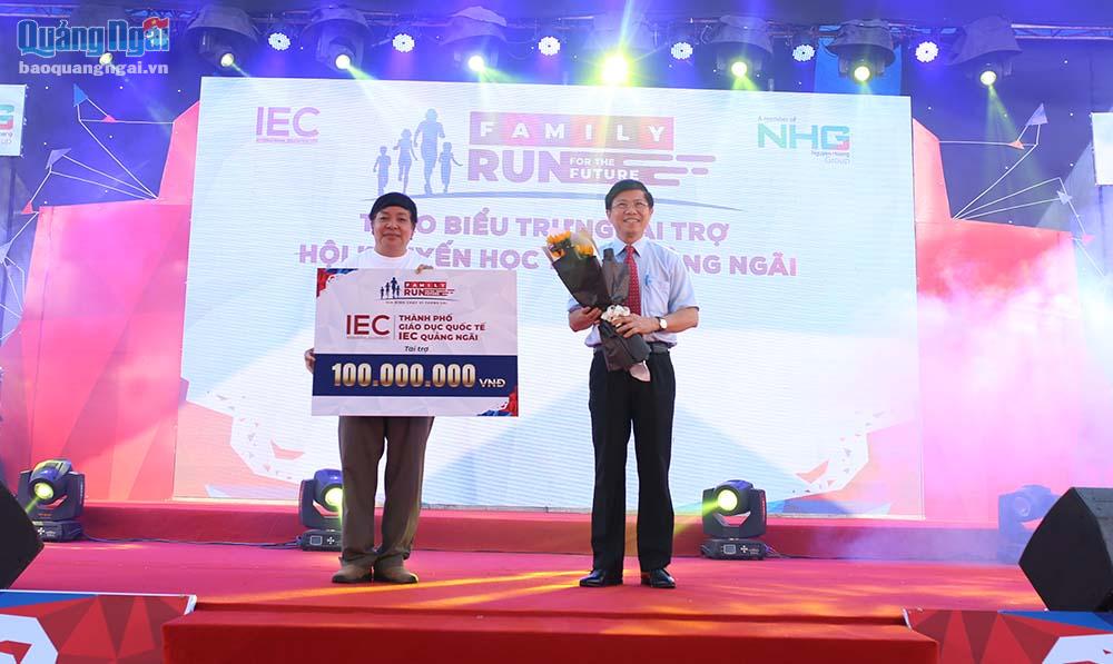 NGƯT.TS Phạm Văn Hùng trao tặng 100 triệu đồng từ Thành phố Giáo dục Quốc tế - IEC Quảng Ngãi cho Hội khuyến học tỉnh Quảng Ngãi.