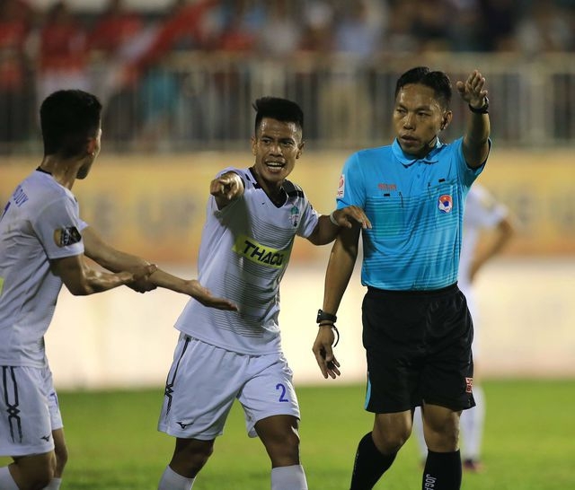 HA Gia Lai phản ứng vì trọng tài Nguyễn Ngọc Châu không cho họ hưởng phạt đền, dù bóng chạm tay cầu thủ Sài Gòn FC trong khu vực 16m50