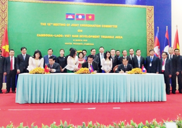  Bộ trưởng ba nước Việt Nam-Lào-Campuchia chính thức ký Biên bản Hội nghị Ủy ban điều phối chung lần thứ 12 Tam giác Phát triển.