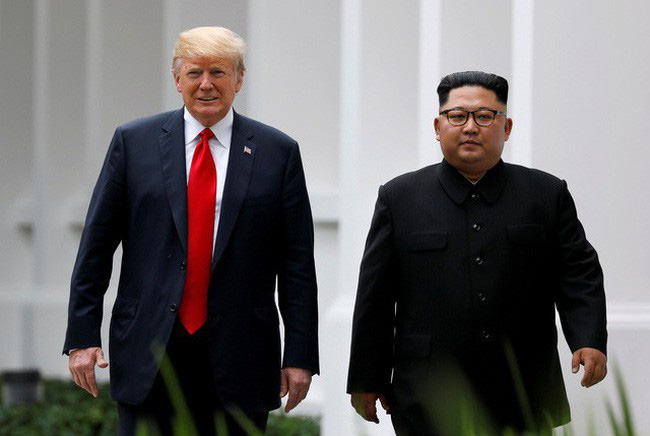 Tổng thống Mỹ Donald Trump và Chủ tịch Triều Tiên Kim Jong-un trong cuộc gặp đầu tiên diễn ra năm 2018 trên đảo Sentosa ở Singapore. Ảnh: Reuters