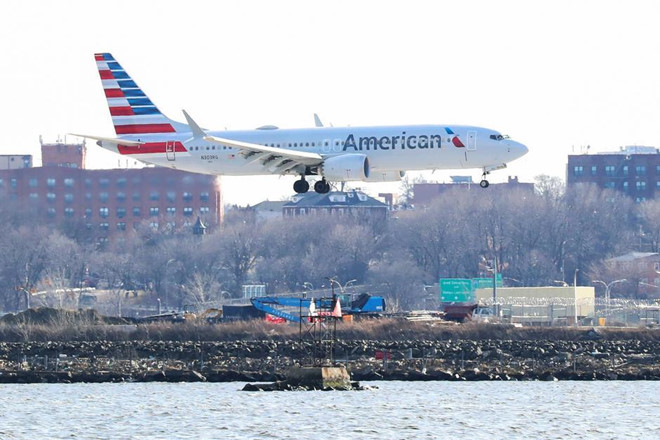 Một máy bay Boeing 737 Max 8 của hãng American Airlines chuẩn bị hạ cánh ở sân bay LaGuardia ở New York ngày 12/3. Ảnh: Reuters.