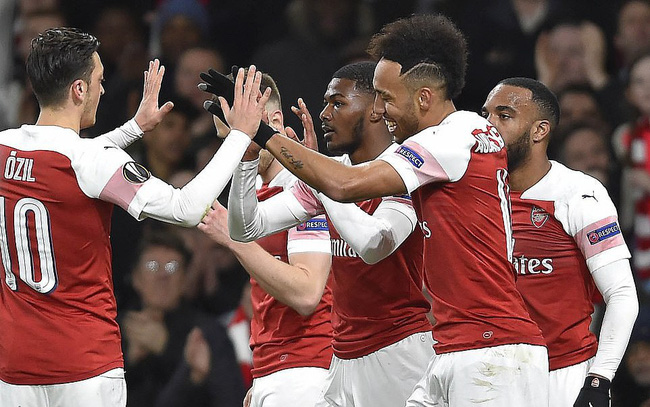  Niềm vui của các cầu thủ Arsenal sau khi ghi bàn vào lưới Rennes - Ảnh: DAILY MAIL