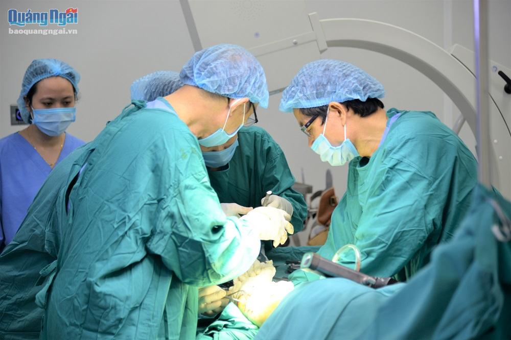 Ca phẫu thuật chỉnh hình xương tại Bệnh viện Đa khoa tư nhân Phúc Hưng với sự tham gia mổ trực tiếp của chuyên gia đầu ngành