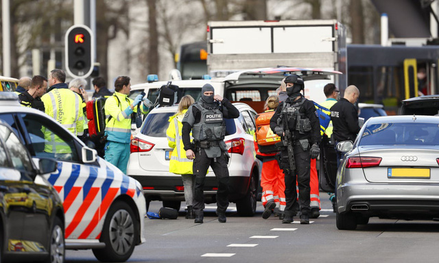 Lực lượng hỗ trợ tình trạng khẩn cấp Hà Lan có mặt tại khu vực xảy ra vụ nổ súng ở Ultrecht, Hà Lan sáng 18-3 - Ảnh: AFP