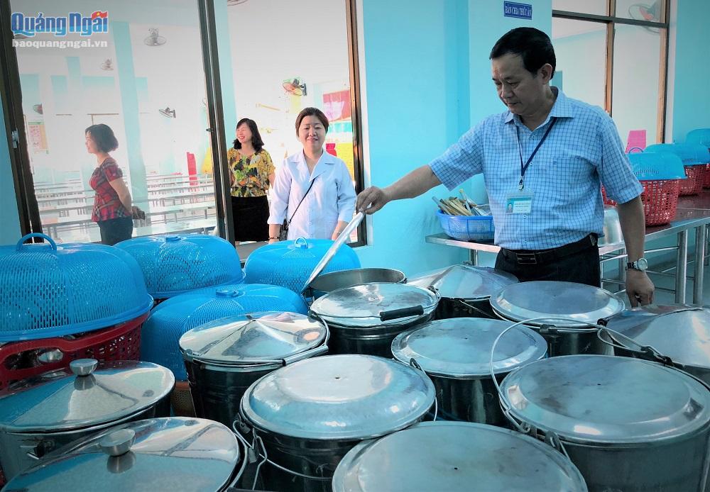 Kiểm tra quy trình chế biến bữa ăn bán trú tại trường tiểu học Nguyễn Nghiêm