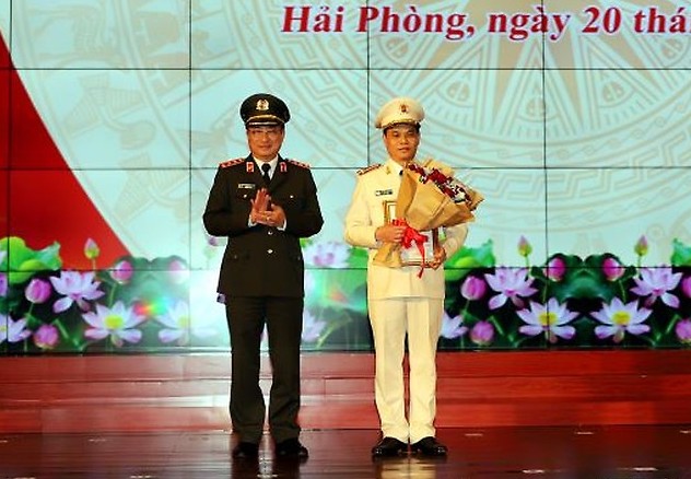  Thượng tướng Nguyễn Văn Thành trao quyết định và chúc mừng Đại tá Lê Ngọc Châu.
