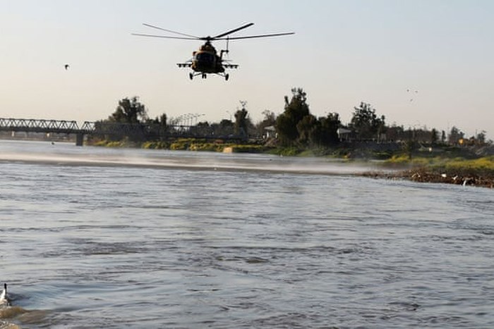 Trực thăng quân sự Iraq được huy động tìm kiếm người sống sót