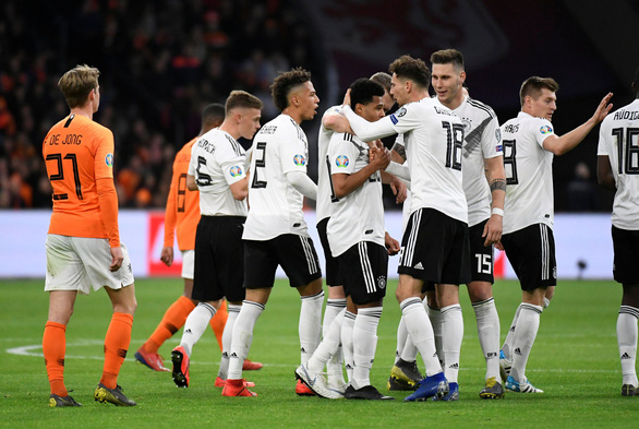 Các cầu thủ Đức ăn mừng bàn thắng vào lưới Hà Lan - Ảnh: REUTERS