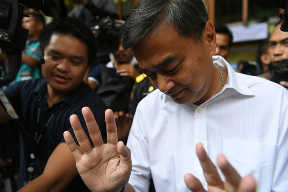  Cựu thủ tướng Abhisit rời khỏi một địa điểm bỏ phiếu ở Bangkok chiều 24-3 - Ảnh: AFP