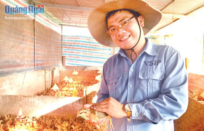 Anh Bùi Tấn Phương với mô hình nuôi gà của mình.