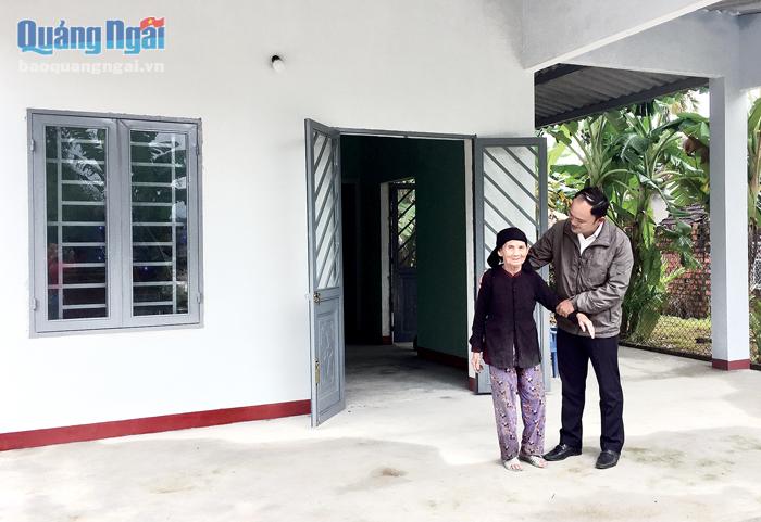  Cán bộ MTTQ huyện Tư Nghĩa thăm hỏi người cao tuổi.