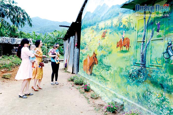  Du khách tham quan làng bích họa 3D ở thôn Thọ An, xã Bình An (Bình Sơn).