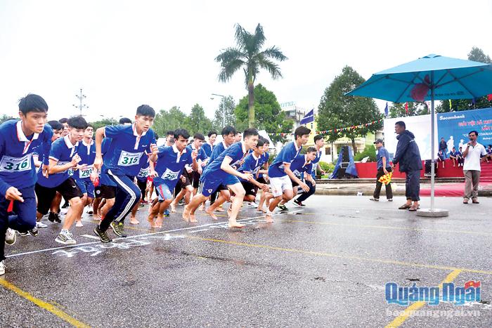 Học sinh, sinh viên tham gia Giải Việt dã “Chạy vì sức khỏe cộng đồng” năm 2018.