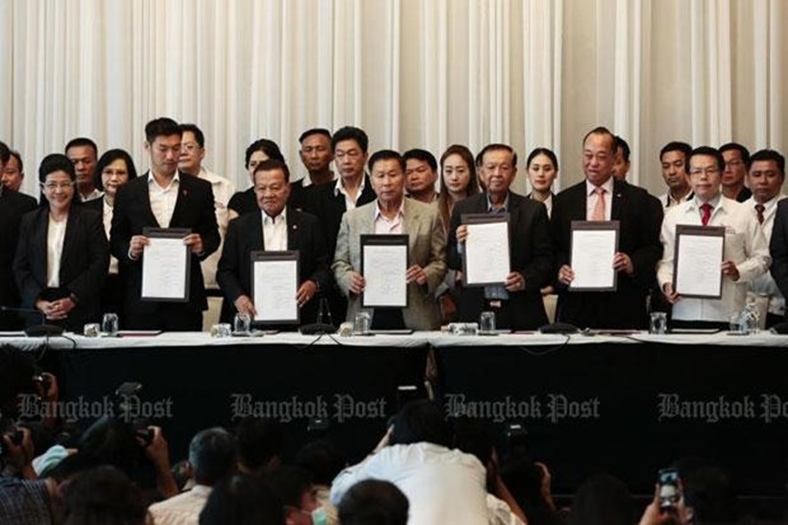  Đại diện đảng Pheu Thai và các đảng khác ký thỏa thuận thành lập liên minh. Ảnh: Bangkok Post.