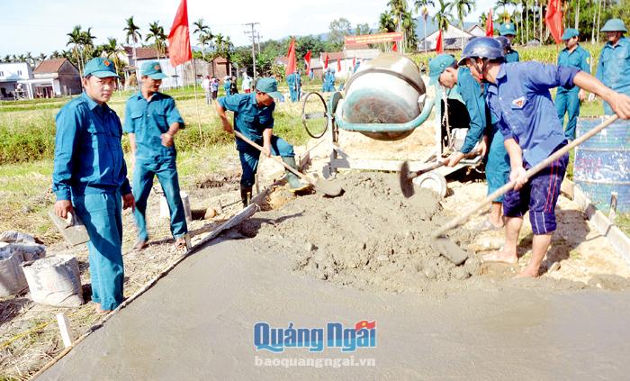 Lực lượng DQTV luôn tích cực tham gia phong trào xây dựng nông thôn mới.