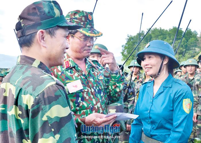 Lãnh đạo Quân khu 5 khen thưởng Tiểu đội trưởng nữ dân quân huyện Mộ Đức Huỳnh Thị Vũ Trâm sau khi hoàn thành xuất sắc nhiệm vụ diễn tập bắn đạn thật trong năm 2018.     