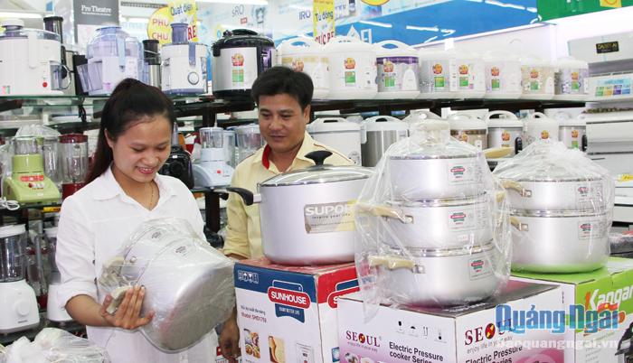  Người tiêu dùng chọn mua sản phẩm điện gia dụng do doanh nghiệp trong nước sản xuất tại Trung tâm điện máy Hòa Bình (TP.Quảng Ngãi).