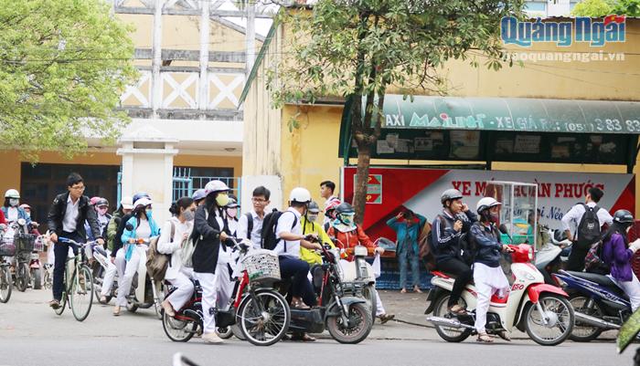 Nhiều học sinh bậc THPT ở TP.Quảng Ngãi thường xuyên sử dụng xe mô tô, xe máy điện để đi học.