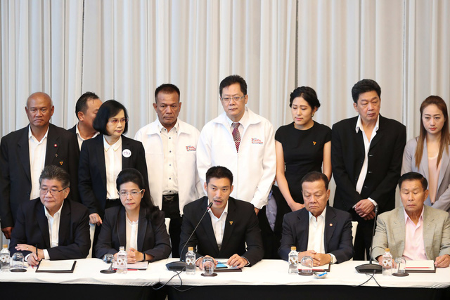 Lãnh đạo các đảng Pheu Thai, Tiến đến tương lai (FFP) và nhiều đảng phái khác cùng tham dự một cuộc họp báo thành lập "liên minh dân chủ" tại Bangkok, Thái Lan ngày 27-3 - Ảnh: REUTERS