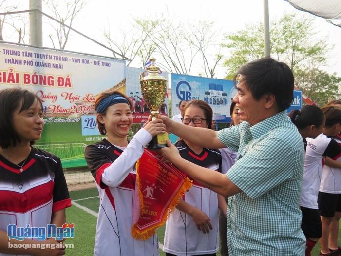 Chiếc cúp vô địch thuộc về đội bóng nữ phường Lê Hồng Phong.
