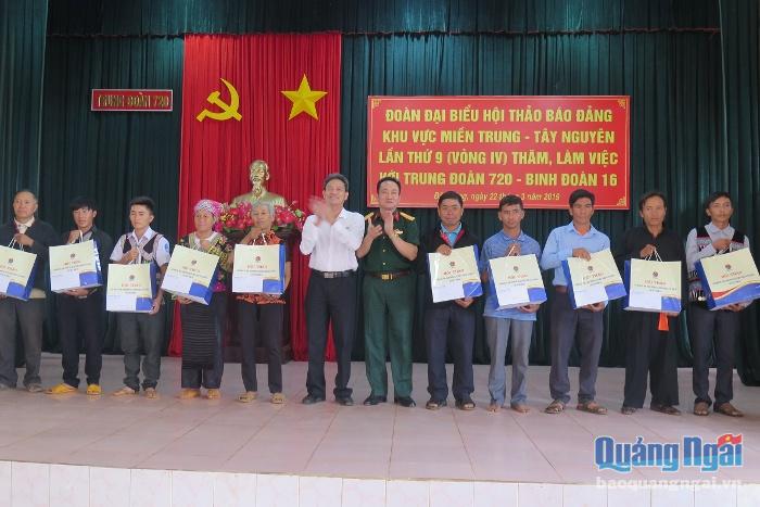  Đại diện các cơ quan báo Đảng khu vực miền Trung-Tây Nguyên tặng quà cho người dân xã Đắk Ngo (huyện Tuy Đức).