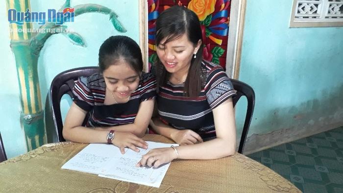 Chị Phạm Thị Sanh luôn ý thức được việc dạy cho con gái học và nói tiếng Hrê ngay từ khi còn nhỏ.