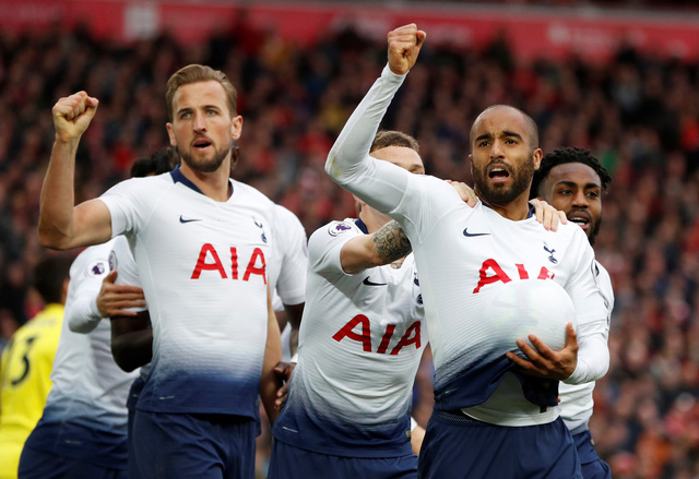  Niềm vui của các cầu thủ Tottenham sau khi Moura gỡ hòa 1-1 - Ảnh: REUTERS
