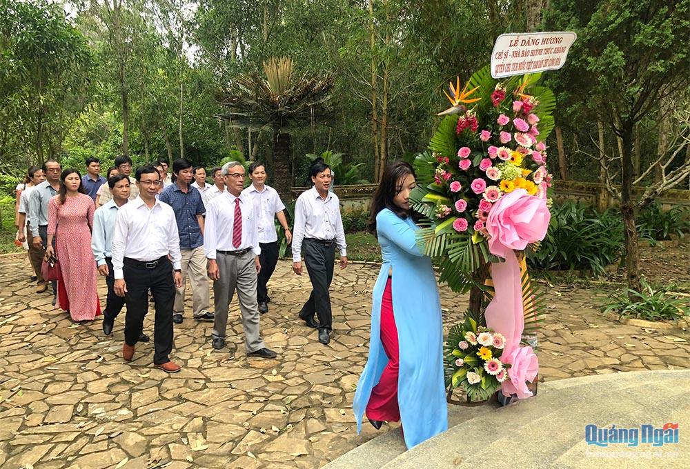 Lãnh đạo Hội nhà báo, lãnh đạo các cơ quan báo chí viếng mộ cụ Huỳnh Thúc Kháng