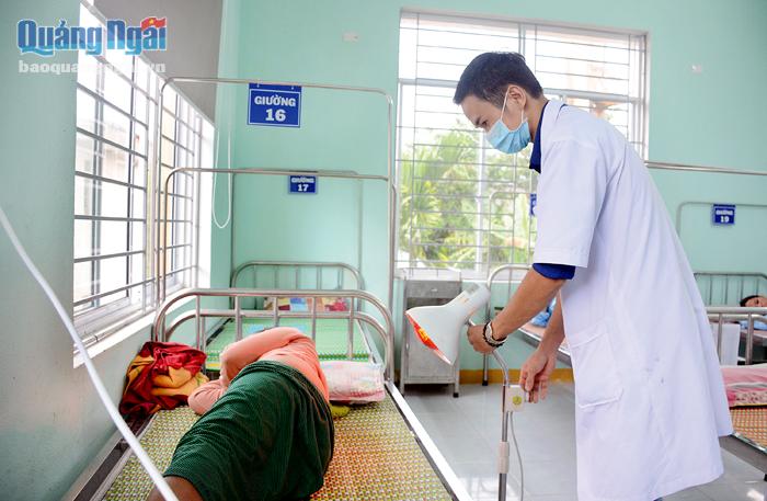 Các đơn vị y tế miền núi, hải đảo gặp khó khăn trong việc tự chủ tài chính hoàn toàn. Trong ảnh: Bệnh nhân điều trị tại Khoa Y học cổ truyền thuộc Trung tâm Y tế huyện Minh Long.