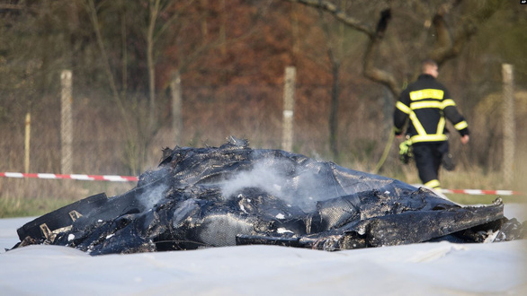  Hiện trường vụ tai nạn gần sân bay nhỏ của Egelsbach - Ảnh: AP