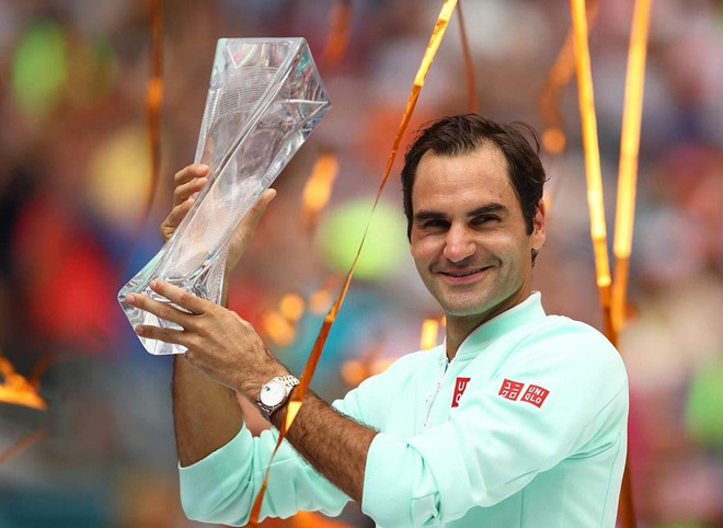 Federer rạng rỡ với danh hiệu thứ 101 trong sự nghiệp ở tuổi 37. Ảnh: Getty Images.