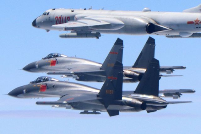 Hai máy bay chiến đấu J-11 và một máy báy ném bom H-6K của Trung Quốc tuần tra tại vùng trời giữa Trung Quốc đại lục và Đài Loan. (Ảnh: Xinhua)