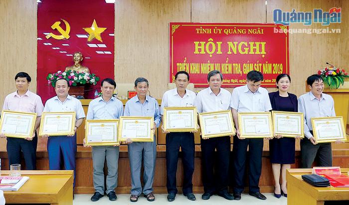  Ủy ban Kiểm tra Tỉnh ủy khen thưởng các tập thể hoàn thành xuất sắc nhiệm vụ năm 2018.                              Ảnh: T.Thuận