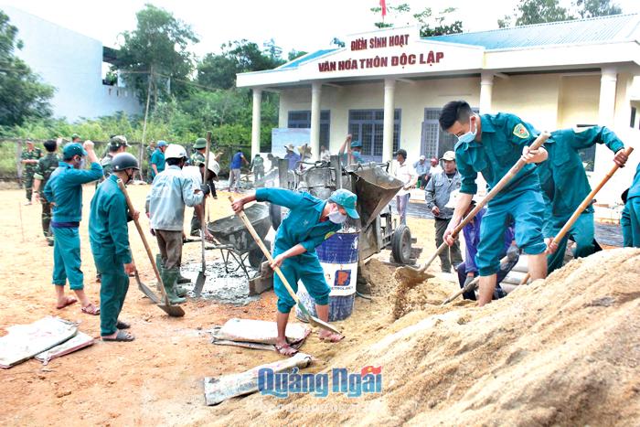 Lực lượng vũ trang thành phố Quảng Ngãi tham gia sửa chữa nhà văn hóa thôn Độc Lập, xã Tịnh Ấn Tây, giúp địa phương hoàn thiện các tiêu chí về xây dựng NTM.